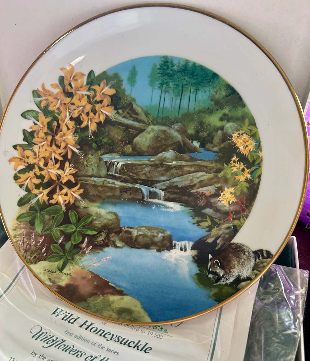 Royal Windsor Wildflowers of the South Wild Honeysuckle Collector Plate
